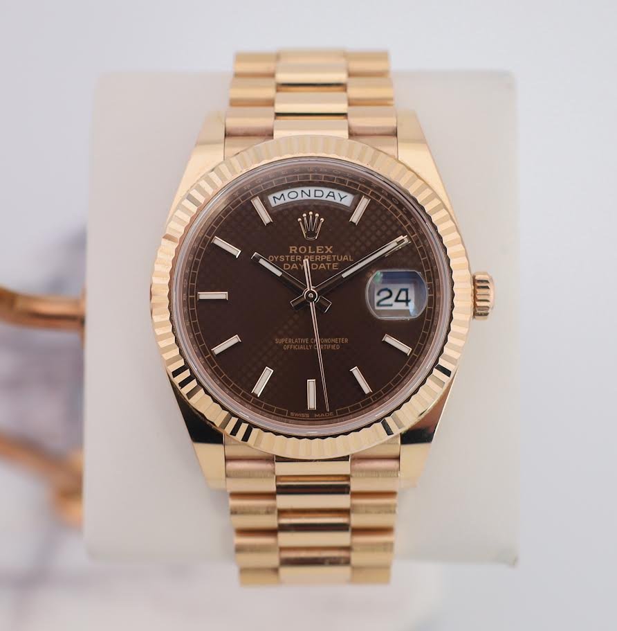 0_be72be7e-3c00-4919-8935-c1876c380ac4.jpg Rolex Day-Date 40 Rose Gold Chocolate Diagnonal Motif Index Dial & Fluted Bezel President Bracelet 228235 - - Image 1
